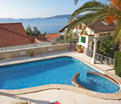 4 bedroom Villa with Pool in Seget-Vranjica Sleeps 6-8