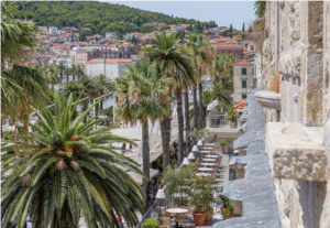 Sunning Split city and sea view apartment. Sleeps 4